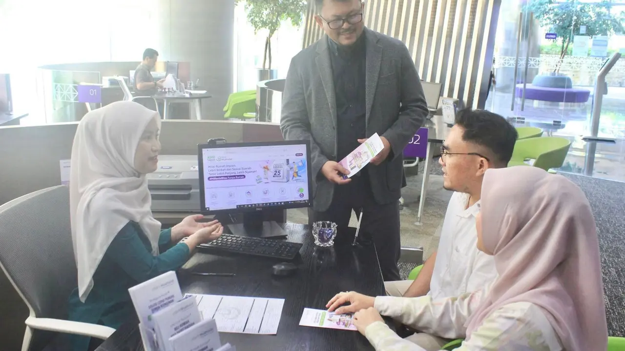 Head of Consumer Financing Business PT Bank Muamalat Indonesia Tbk Bambang Rudi Hariyanto (tengah) di Kantor Cabang Muamalat Tower, Jakarta, Jumat (28/8/2026). (Dok Muamalat)