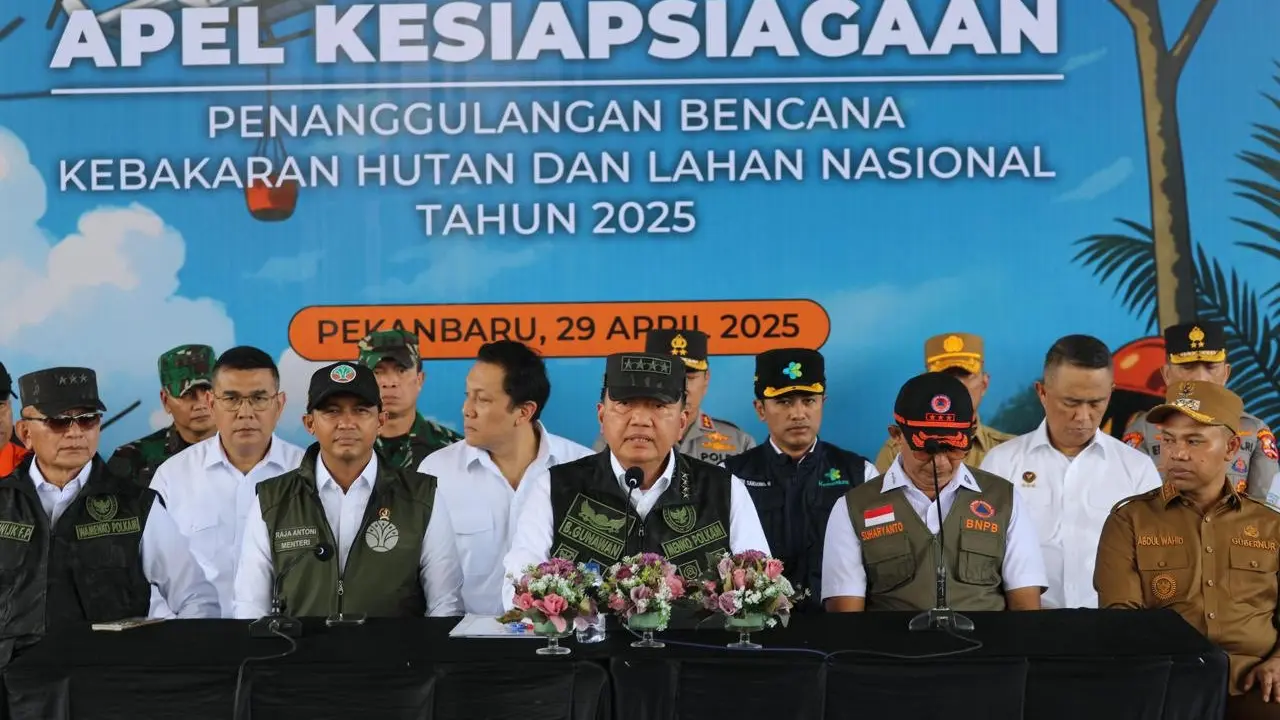 Menteri Koordinator Bidang Politik dan Keamanan Jenderal Polisi (Purn) Budi Gunawan saat konferensi Apel Kesiapsiagaan Penanggulangan Bencana Kebakaran Hutan dan Lahan Nasional Tahun 2025 di Pekanbaru, Riau, Selasa (29/4/2025) (Tim Humas Menko Polkam)