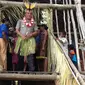 Kapolda Papua Barat Brigjen Pol Paulus Waterpauw disematkan mahkota Burung Cenderawasih dari Suku Kurik. (Liputan6.com/Katharina Janur)