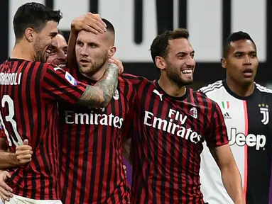 Pemain AC Milan merayakan gol yang dicetak Ante Rebic ke gawang Juventus pada laga lanjutan Serie A pekan ke-31 di Stadion San Siro, Rabu (8/7/2020) dini hari WIB. AC Milan menang 4-2 atas Juventus. (AFP/Miguel Medina)