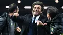 Ekspresi Antonio Conte saat merayakan kemenangan setelah pertandingan melawan West Bromwich Albion di Liga Inggris di Hawthorns (12/5). Conte dengan Chelseanya  berhasil meraih juara Liga Inggris 2016/2017. (AFP Photo/Anthony Devlin)