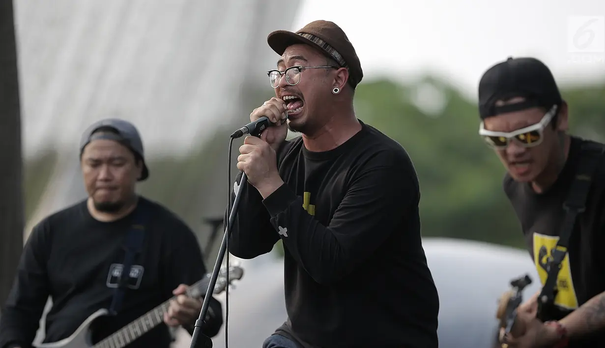 Vokalis baru band Saintloco, Dimas saat tampil dalam Hammersonic Festival 2018 di Pantai Karnaval Ancol, Jakarta, Minggu (22/7). (Liputan6.com/Faizal Fanani)