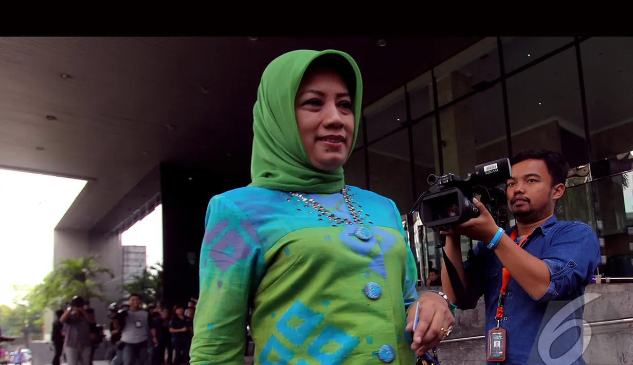 Elly Halimah keluar dari gedung KPK usai menjalani pemeriksaan, Jakarta, Rabu (13/8/2014) (Liputan6.com/Faisal R Syam)