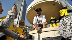 Wakil Ketua KPK nonaktif Bambang Widjojanto bersama ratusan akademisi memperbaiki pos polisi saat melakukan aksi "selamatkan KPK dan bersihkan Polri" di Bundaran HI, Jakarta, Minggu (22/2/2015). (Liputan6.com/Faizal Fanani)