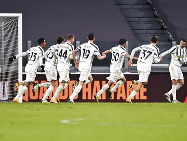Pemain Juventus Hamza Rafia (tengah) merayakan bersama rekan satu timnya usai mencetak gol ke gawang Genoa pada pertandingan babak 16 besar Coppa Italia di Allianz Stadium, Turin, Italia, Rabu (13/1/2021). Juventus melaju ke perempat final usai menaklukkan Genoa 3-2. (Marco Alpozzi/LaPresse via AP)