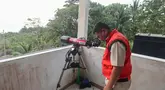Gubernur Banten Andra Soni mengamati aktivitas Gunung Anak Krakatau melalui  alat teleskop di Pos Pemantau Gunung Anak Krakatau di Pasauran, Kabupaten Serang, Banten, Minggu, 6 September 2026. (KLY/Arie Basuki)