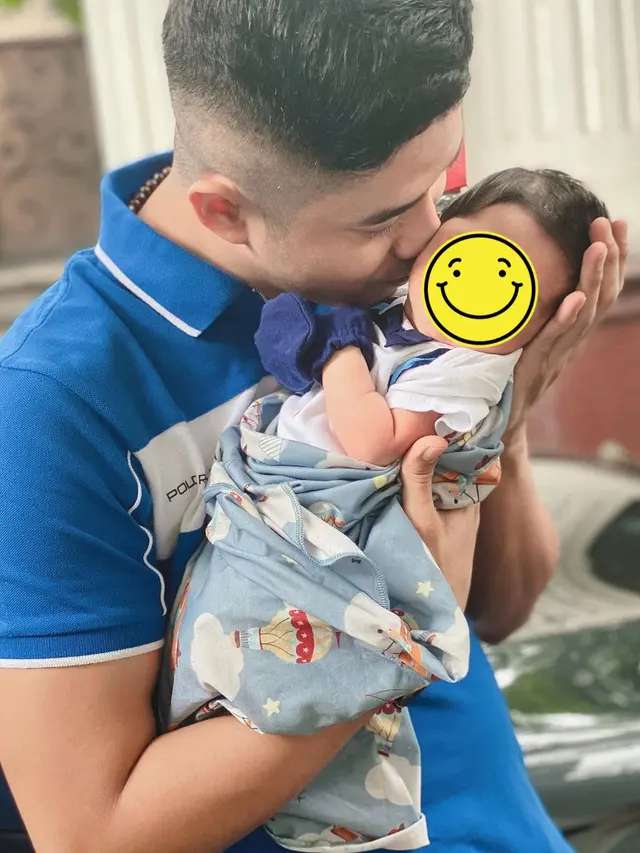 Momen Adly Fairuz Asuh Baby Ardashir. (Sumber:  Instagram/adlyfayruz)