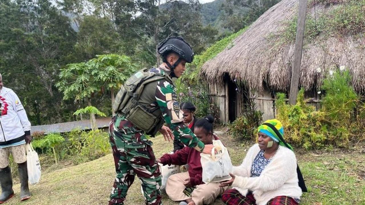 Satgas Yonif 511/DY Salurkan 50 Paket Bantuan Bapok Lanny Jaya, Ringankan Beban Warga Pirime