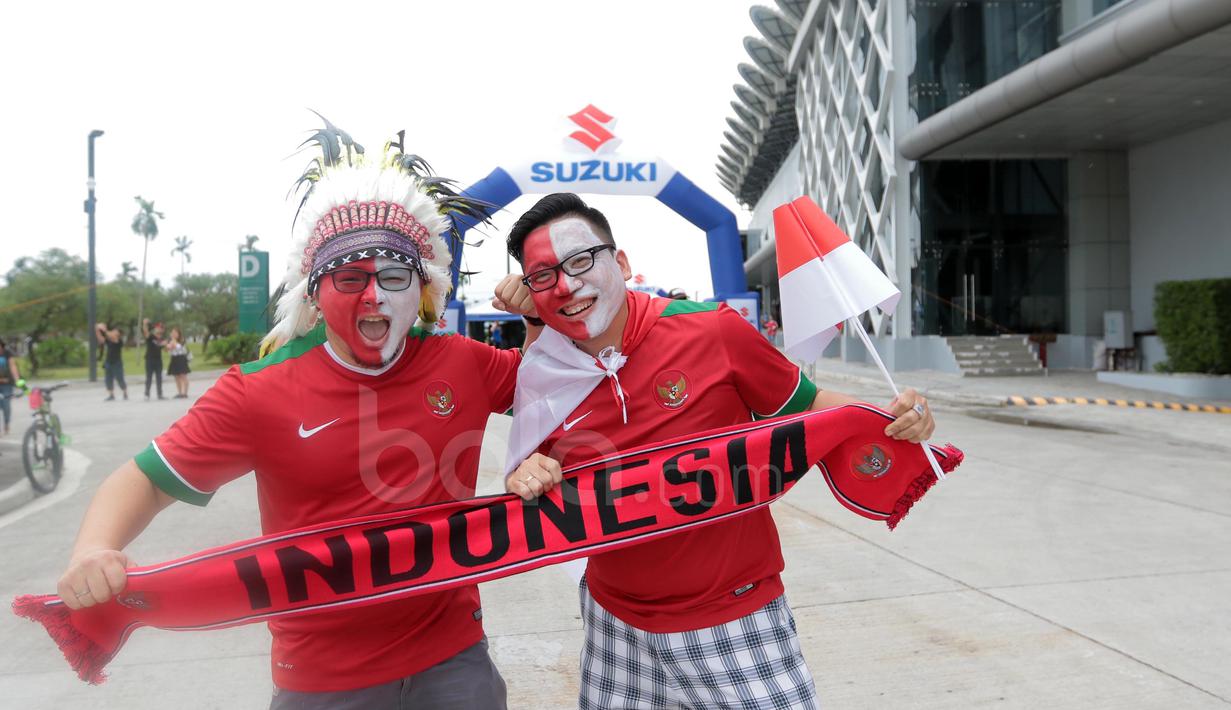 Dua Suporter dengan penampilan nyentrik  bersiap mendukung Timnas Indonesia melawan Thailand pada laga AFF Suzuki Cup 2016 di Philippine Sports Stadium, (19/11/2016).  (Bola.com/Nicklas Hanoatubun)