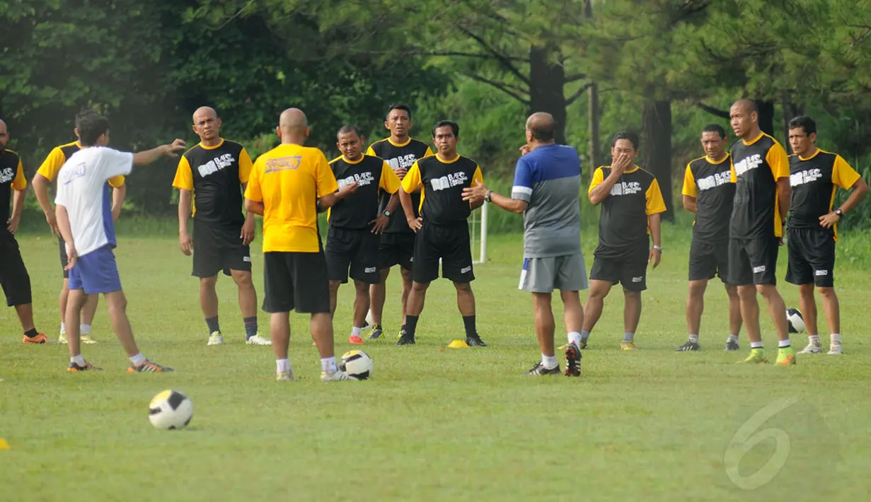 24 pelatih lokal mengikuti kursus kepelatihan lisensi B AFC di Sawangan, Depok, Jawa Barat (5/12/2014). (Liputan6.com/Helmi Fithriansyah)