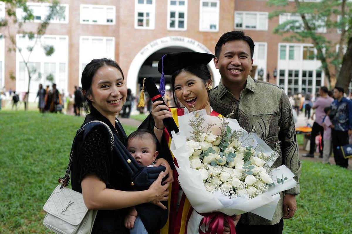 7 Potret Elio Anak Joshua Suherman dan Clairine Clay Pakai Blangkon, Gemas Maksimal