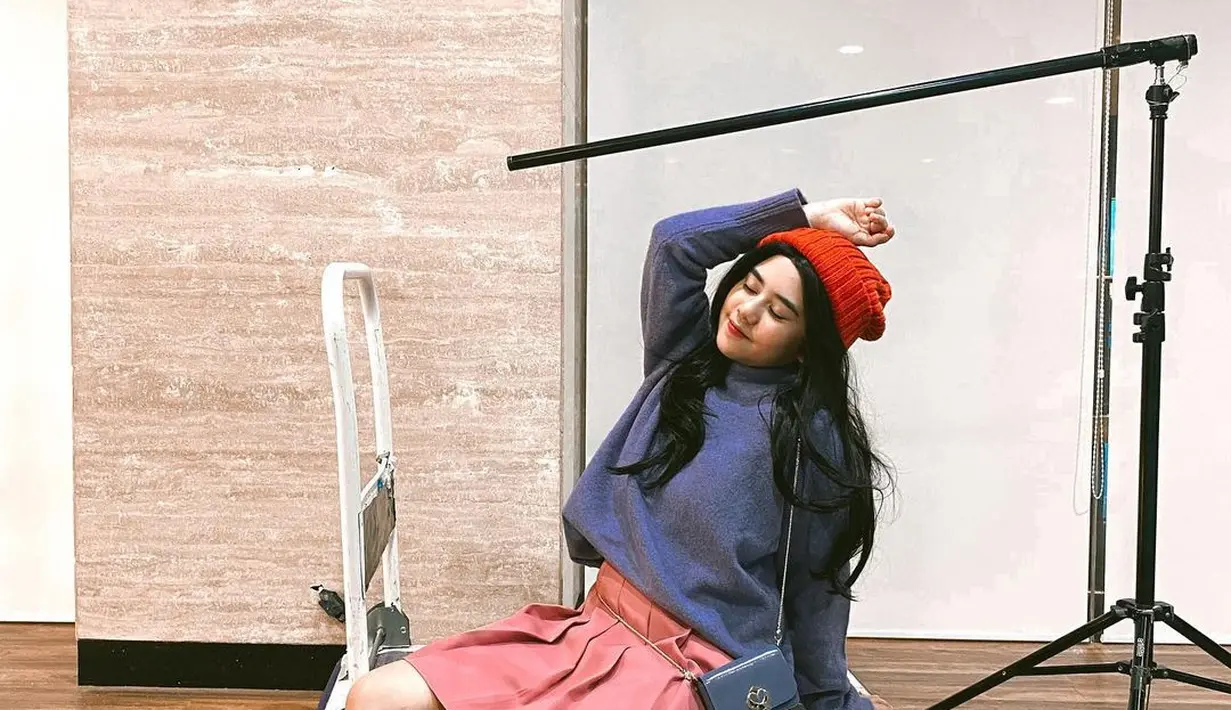 Sedikit lebih playful, Ziva Magnolya mengenakan pleated mini skirt dengan warna merah bata. Outfit ini dipadukan dengan wool turtleneck, kupluk merah, dan sling bag dari Kate Spade. Dengan platform heels yang dikenakannya memberikan kesan jenjang di penampilan Ziva. [instagram/zivamagnolya]