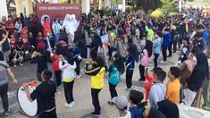 La'eeb, sang maskot Piala Dunia 2022 bersama Marchingband dari Dispora Sukoharjo menyapa sekaligus menghibur warga saat Car Free Day (CFD) di Jalan Slamet Riadi, Solo. (Procomm Surya Citra Media)