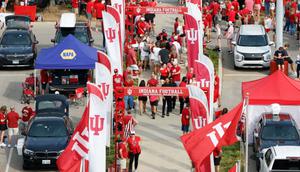 Pemandangan umum (a general view) kegiatan berkumpul (tailgating) sebelum pertandingan Indiana Hoosiers dan Illinois Fighting Illini di Memorial Stadium pada 20 September 2025 di Bloomington, Indiana. (Caleb Bowlin/Getty Images via AFP)