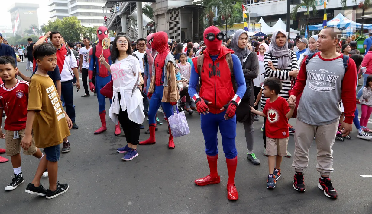 Sejumlah orang dengan kostum Spiderman ikut meramaikan Car Free Day pada acara amal di Jalan MH Thamrin, Jakarta, Minggu (6/8). Mereka mengajak warga berswafoto sambil berdonasi untuk panti asuhan. (Liputan6.com/Fery Pradolo)