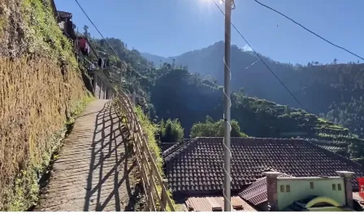 "Ini suasananya cerah, di sini indah sekali," terang sang pemilik video.