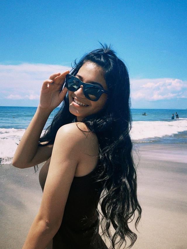 Ratu Sofya pelesir ke pantai (Foto: Instagram/@ratusfy_)