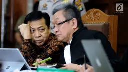 Terdakwa dugaan korupsi proyek e-KTP Setya Novanto (kanan) bersama kuasa hukumnya saat mengikuti sidang lanjutan di Pengadilan Tipikor, Jakarta, Kamis (11/1). Sidang mendengar keterangan empat orang saksi. (Liputan6.com/Helmi Fithriansyah)