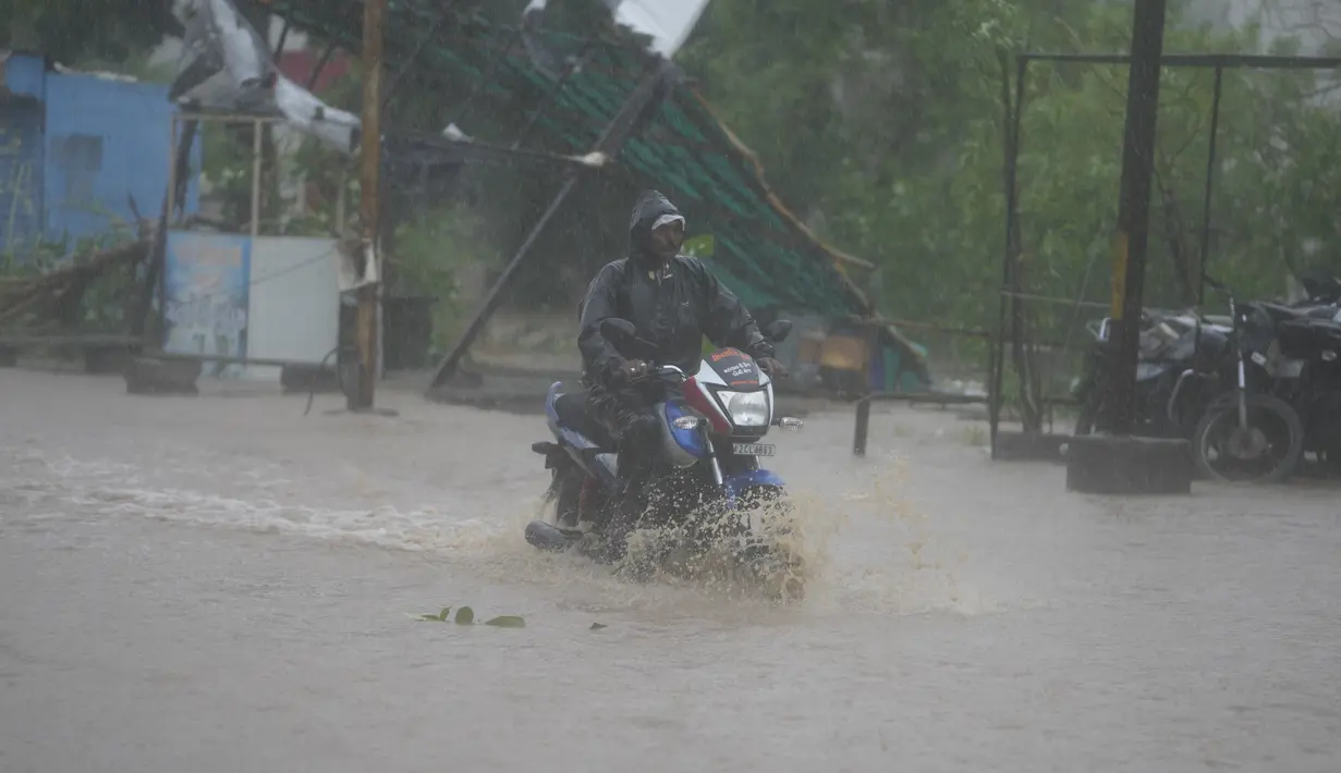 Lebih dari 170.000 orang di India dan Pakistan telah dievakuasi dari jalur Topan Biparjoy sebelum badai itu diperkirakan mendarat. (AP Photo/Ajit Solanki)