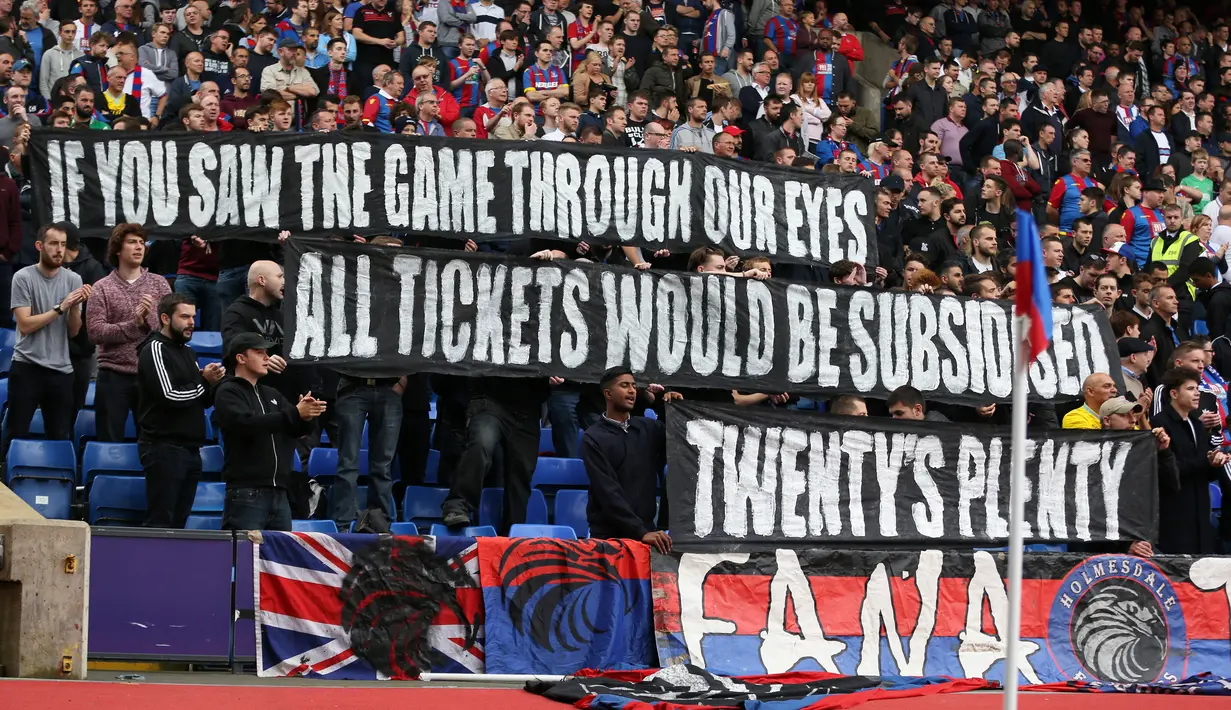 Suporter  Crystal Palace membentangkan spanduk tanda protes  penjualan ticket saat Laga Liga Inggris di Selhurst Park, Sabtu (3/10/2015). Crystal Palace menang 20 atas WBA. Action Images via Reuters / Matthew Childs  