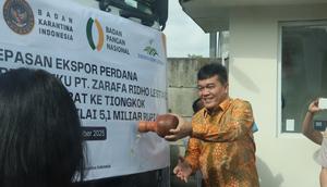 Badan Karantina Indonesia (Barantin) melepas ekspor durian beku ke Cina di Citeureup, Bogor, Jawa Barat, Senin (15/12/2025). (Liputan6.com/Sudarno)