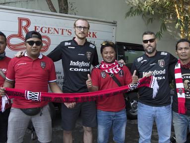 Dua warga negara AS turut mendukung Bali United saat akan menjalani laga Piala Presiden melawan Arema Cronus di Malang, Sabtu (19/9/2015). Kedua WNA itu berangkat naik bus dari Bali bersama supporter lainnya. (Bola.com/Vitalis Yogi Trisna)