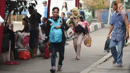 Calon pemudik memasuki area terminal bis antar kota antar provinsi di Terminal Kampung  Rambutan, Jakarta, Sabtu (24/6). Hingga H-1 Lebaran 2017, pemudik terus berdatangan di Terminal  Kampung Rambutan. (Liputan6.com/Helmi Fithriansyah)