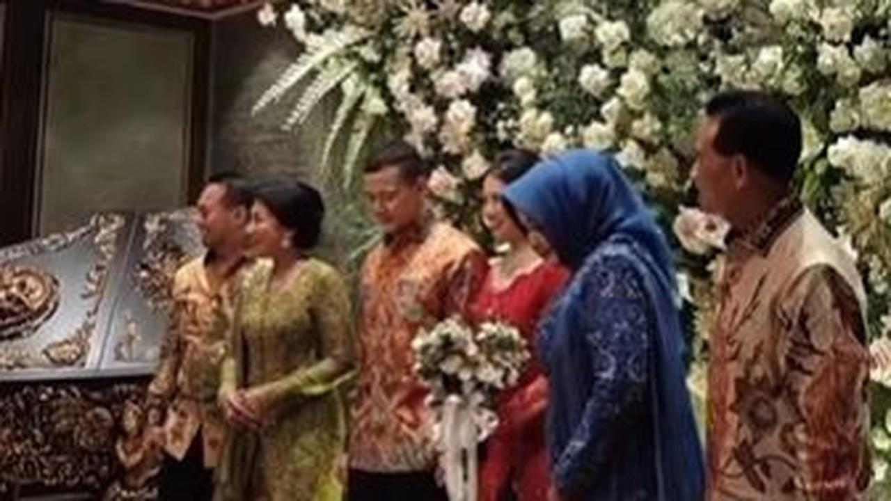 Di ujung acara, kedua pasangan saling bertukar cincin untuk menandai keseriusan mereka melangkah ke jenjang pernikahan.