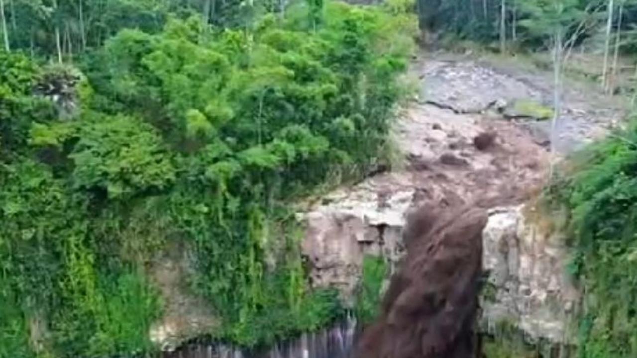 Potret Detik-Detik Banjir Lahar Gunung Semeru Terjang Tumpak Sewu, Bikin 9 Wisatawan Terjebak