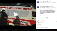 Ambulans diduga mengangkut batu. (instagram TMC Polda Metro Jaya)