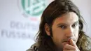 Torsten Frings, midfielder of the German national football team, gives a press conference on October 9, 2008 in Duesseldorf, western Germany. AFP PHOTO DDP/VOLKER HARTMANN