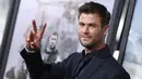 Aktor Chris Hemsworth menyapa awak media saat menghadiri pemutaran perdana film "12 Strong" di Jazz di Lincoln Center, New York City (16/1). Aktor Chris Hemsworth terpilih sebagai tokoh utama di film ini. (AFP Photo/Angela Weiss)