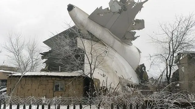 Sebuah pesawat kargo Turki yang terbang dari Hong Kong jatuh di sebuah desa di Kyrgyzstan pada Senin 16 Januari 2017. Menimpa sejumlah rumah warga. (AP)
