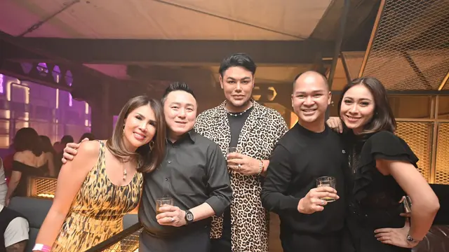 Ivan Gunawan dalam sebuah acara peluncuran desain botol Superstar Collection, Vibe X Ivan Gunawan, Sabtu (18/6/2022). (IST)