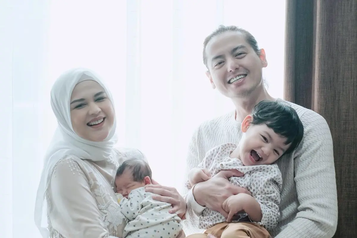 5 Potret Perdana Cut Meyriska dan Roger Danuarta Gendong Kedua Buah Hati