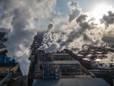 Foto udara yang diambil pada tanggal 18 April 2025 menunjukkan kepulan asap di Weda Bay Industrial Park (WBIP), pusat pengolahan dan peleburan nikel, di Lelilef Sawai, Halmahera Tengah, Maluku Utara. (Foto oleh AFP)