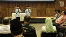 Penampilan peserta Aksi Asia 2018 Ilyasa dan Alyasa saat memberikan Tausyiah dalam acara buka puasa bersama di SCTV Tower, Jakarta (22/5). (Liputan6.com/Herman Zakharia)