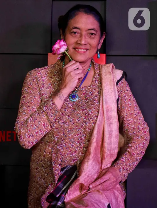 Aktris senior Jajang C Noer berpose saat gelaran Red Carpet Premiere film Dear David di Epicentrum XXI, Jakarta, Rabu (8/2/2023). Film yang akan tayang pada 9 Februari 2023 ini mengangkat kisah murid pemegang beasiswa bernama Laras yang memiliki blog rahasia berisi fantasinya tentang David, bintang sepak bola sekolah yang ia sukai. (Liputan6.com/Herman Zakharia)