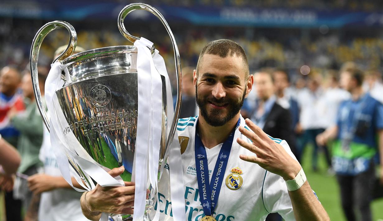 Karim Benzema yang kini tengah menjalani musim pertama bersama Al Ittihad di Liga Arab Saudi tercatat pernah berseragam Real Madrid selama 14 musim mulai 2009/2010 hingga 2022/2023. Ia total tampil dalam 648 laga bersama Real Madrid di semua kompetisi dengan torehan 354 gol dan 165 assist. Berbagai gelar juara sukses diraihnya, di antaranya 4 trofi La Liga 1994/1995, 3 trofi Copa Del Rey, 4 trofi Supercopa de Espana dan 5 trofi Liga Champions. (AFP/Franck Fife)