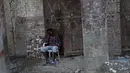 Seorang pria duduk di depan sebuah bangunan yang rusak di Jeremie, Haiti, empat hari setelah kota itu diguncang gempa berkekuatan 7,2 pada Rabu (18/8/2021). Korban jiwa akibat gempa bumi dahsyat yang melanda Haiti Sabtu pekan lalu terus bertambah menjadi 1.941 orang.  (AP/Matias Delacroix)