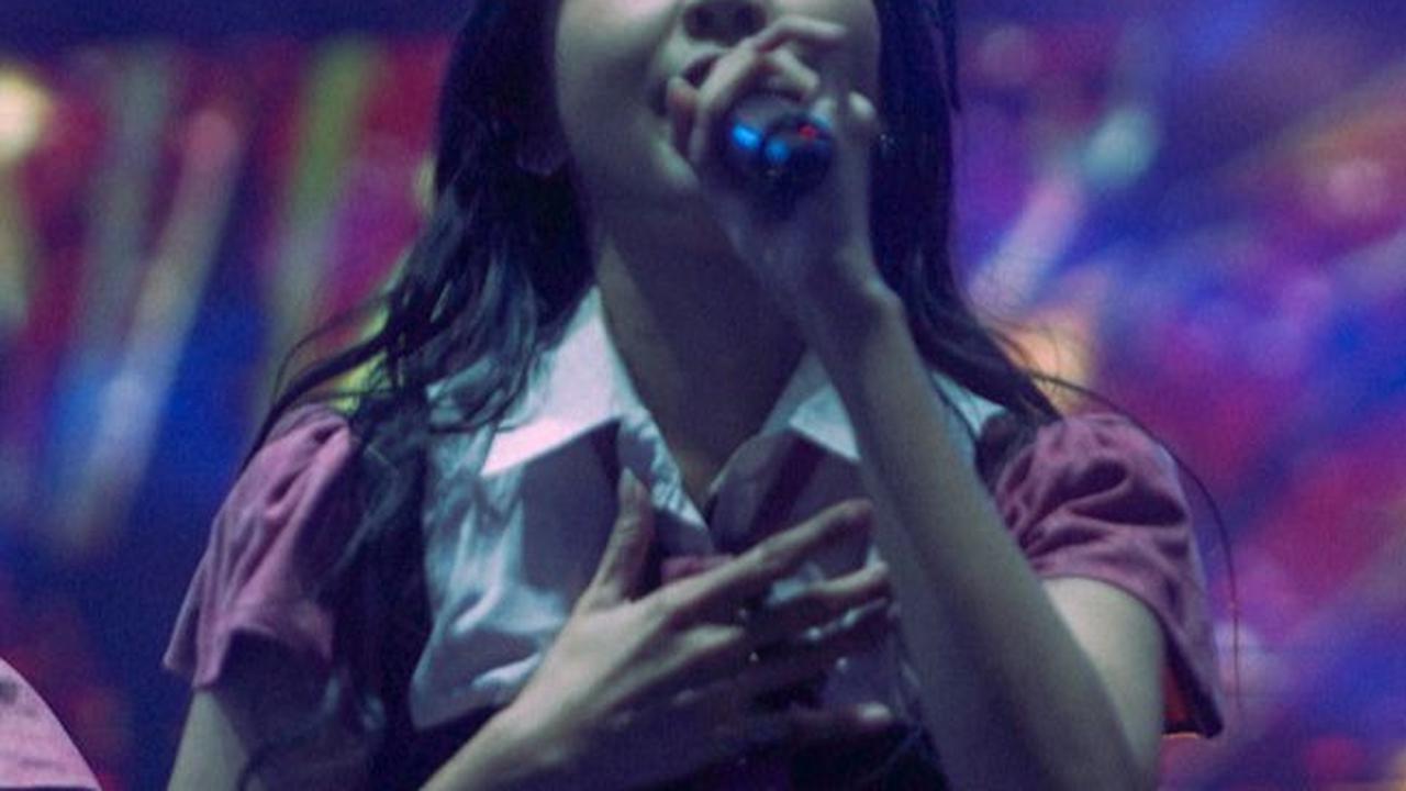 JKT 48, panggung utama langsung dibanjiri oleh para wota-wota dengan atribut khasnya yaitu light stick berwarna merah.