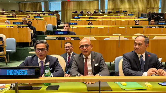 Wakil Menteri Luar Negeri RI Pahala Mansurry (kiri) bersama dengan sejumlah perwakilan tetap RI di New York dalam pemilihan Dewan HAM di Markas Besar PBB, New York, Senin (10/10/2023). (Twitter/@Kemlu_RI)
