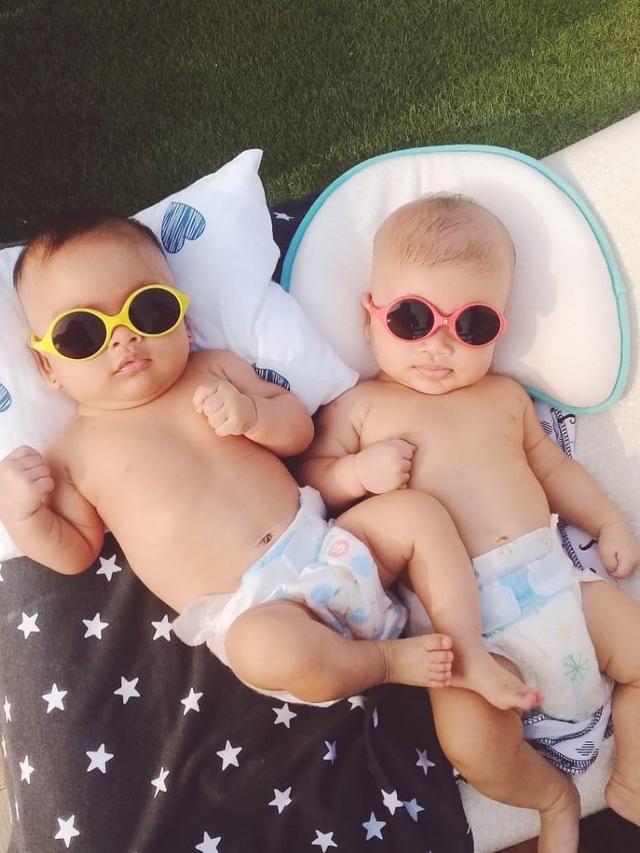 6 Gaya Bayi Seleb saat Berjemur, Lucu dan Menggemaskan