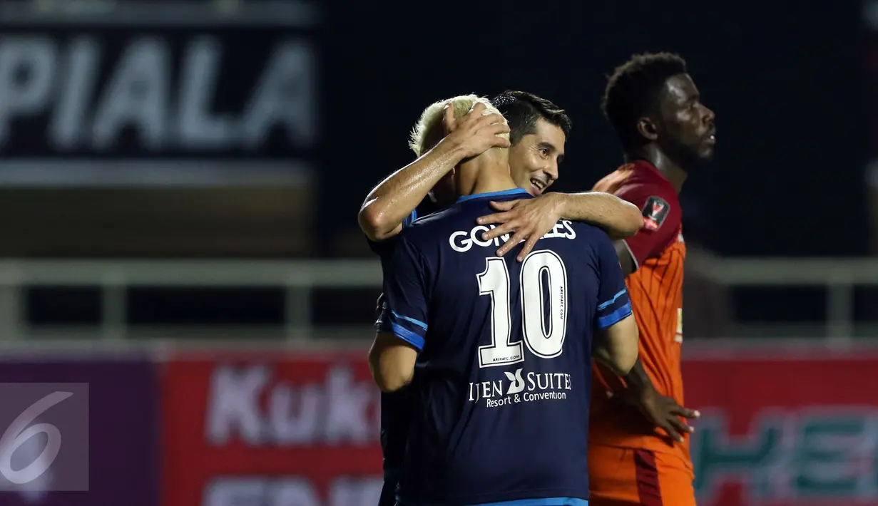 Pemain Arema FC, Esteban Vizcarra memeluk Cristian Gonzales saat merayakan kemenangan atas PBFC di final Piala Presiden 2017 di Stadion Pakansari, Minggu (12/3). Cristian Gonzales meraih gelar pencetak gol terbanyak. (Liputan6.com/Helmi Fithriansyah)