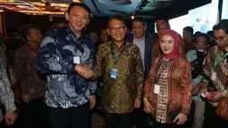 Menteri ESDM Arifin Tasrif (tengah) berjabat tangan dengan Komisaris Utama Pertamina Basuki Tjahaja Purnama didampingi Direktur Utama PT Pertamina (Persero) Nicke Widyawati saat menghadiri pembukaan Pertamina Energy Forum 2019 di Jakarta, Selasa (26/11/2019). (merdeka.com/Imam Buhori)