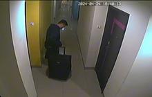 Penampakan RM Berbaju Merah & Pria Baju Hitam di Hotel Sebelum Tewas dalam Koper, Pelaku Lalu Keluar Sendirian