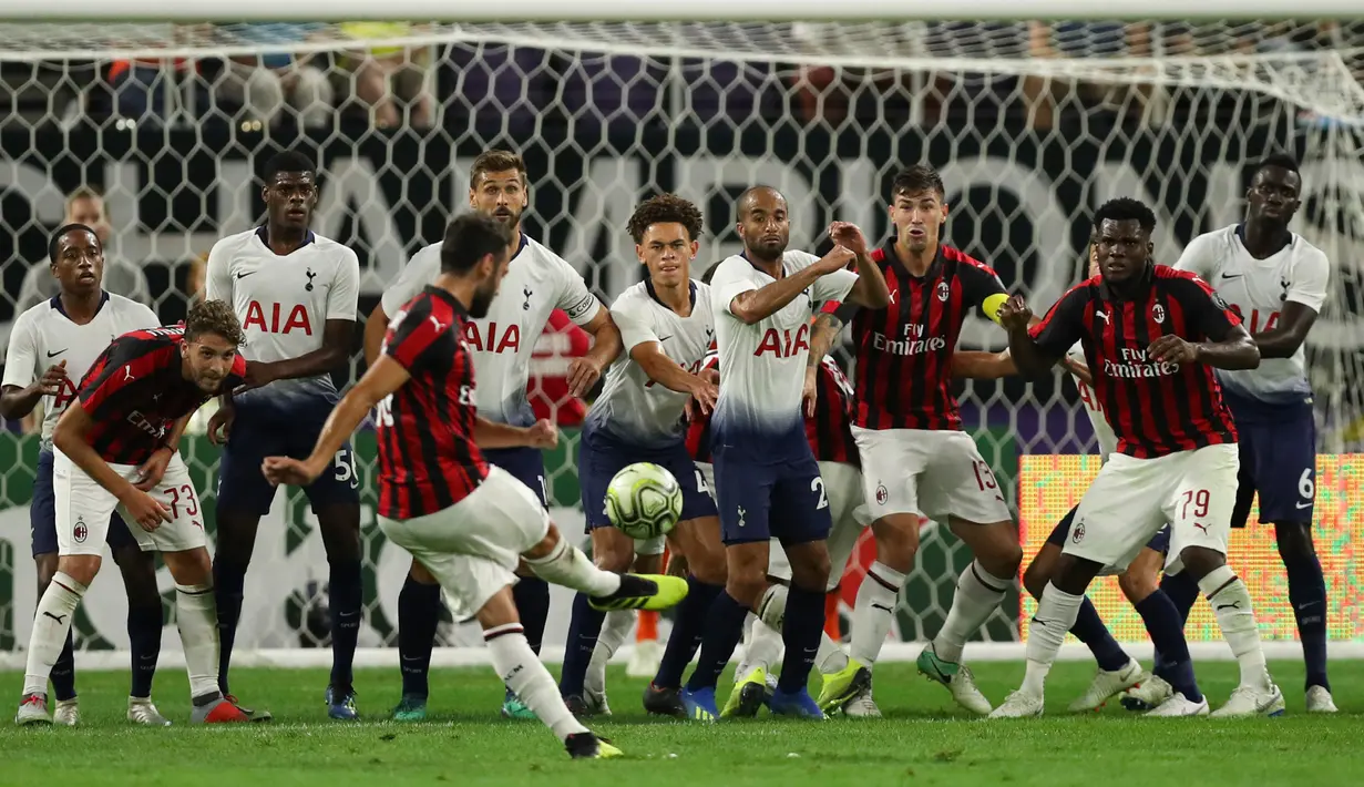 Gelandang AC Milan, Hakan Calhanoglu melakukan tendangan bebas saat bertanding melawan Tottenham Hotspur pada International Champions Cup di Minneapolis (31/7). Tottenham menang 1-0 atas Milan berkat gol Nkoudou. (AP Photo/Jeff Wheeler)