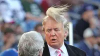 Gaya sisiran rambut Donald Trump memang unik dan dimaksudkan untuk menutupi kebotakan di sejumlah bagian kepala. (Sumber New York Daily News)