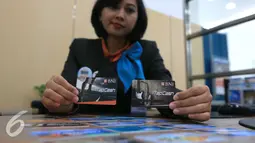 Petugas menunjukkan Kartu Tapcash Bank BNI di Jakarta, Selasa (18/10). Diharapkan kenaikan batas atas plafon untuk uang elektronik akan meningkatkan transaksi di uang elektronik. (Liputan6.com/Angga Yuniar)
