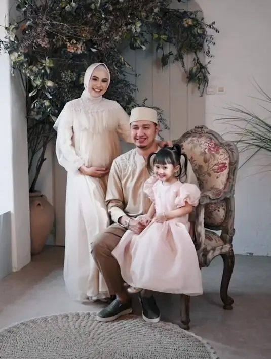 Kali pertama membuat vlog, Rio Motret menghadirkan bintang tamu Kartika Putri. Waktu berlalu. Kini, Kartika Putri menjadi istri sekaligus selebgram dan tengah menanti anak kedua. “Hamil lagi yang kedua. Mungkin tahun depan yang ketiga ya, Ci?” ujar Kartika Putri kepada penata riasnya. “(Sekarang usia kehamilan memasuki) delapan bulan,” beri tahunya. (Foto: Dok. YouTube RioMotret)